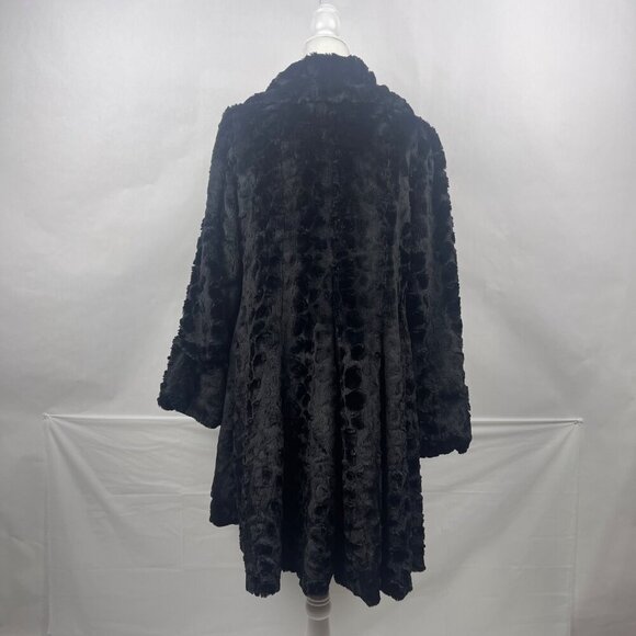 Outdoor Edition By Parkhurst Long Black Faux Fur Coat With Button Closure - Picture 5 of 14
